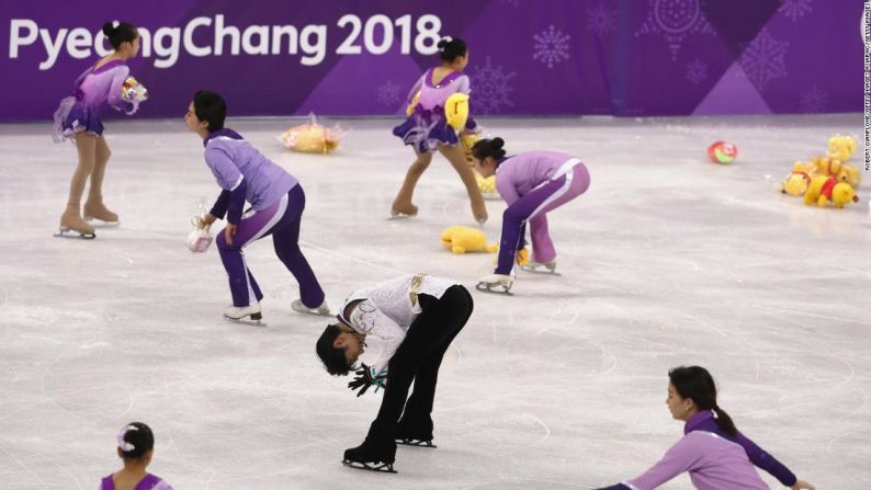 Yuzuru Hanyu se convirtió en el primer patinador masculino desde 1952 en ganar dos medallas de oro olímpicas consecutivas (había ganado en Sochi 2014). Al final de su rutina, los fanáticos llenaron la pista con peluches de Winnie the Pooh, el amuleto de la suerte del deportista japonés.