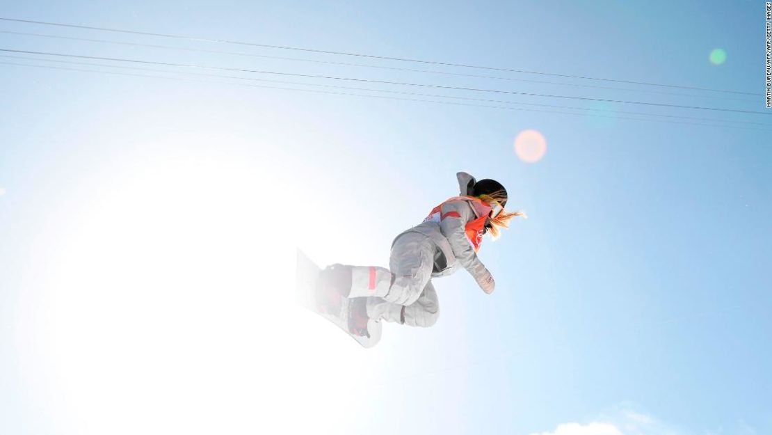 La adolescente estadounidense Chloe Kim hizo historia al convertirse en la más joven medallista de oro femenina en todos los Juegos de Invierno de la historia. La deportista de 17 años obtuvo un puntaje casi perfecto de 98.25 en la modalidad femenina de 'halfpipe'.