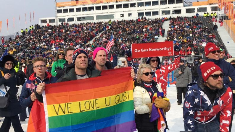 El estadounidense Gus Kenworthy acaparó los titulares no por su destreza en 'snowboard', sino por besar a su novio Mathew Wakes, durante la transmisión en vivo por TV. La escena fue aclamada como una celebración del orgullo LGBTQ.