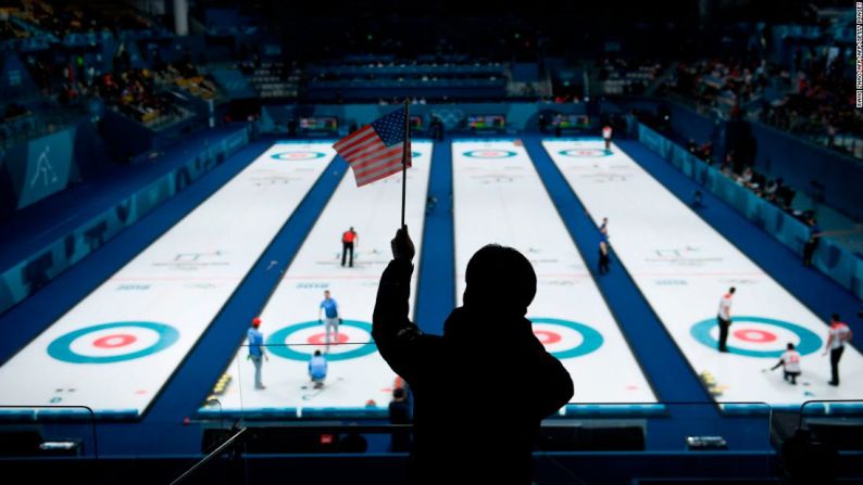 En una gran sorpresa para el equipo canadiense de curling, tres veces medallista de oro, su par de Estados Unidos le ganó 5-3 en las semifinales. Esto los llevó al partido por la medalla de oro contra Suecia, por primera vez en la historia del 'curling' estadounidense.