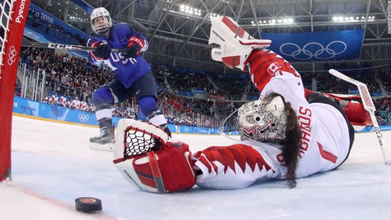 Jocelyne Lamoureux-Davidson anotó el gol de la victoria en una tanda de penaltis para darle a Estados Unidos una victoria de 3-2 contra Canadá, el cuatro veces campeón olímpico defensor en hockey sobre hielo.