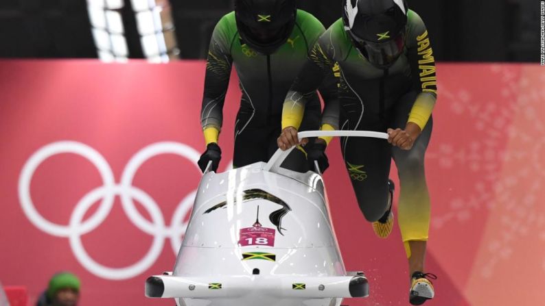 El equipo jamaiquino femenino de bobsled hizo su debut olímpico en PyeongChang 2018. Ocurrió 30 años después de que el equipo de hombres captara la atención mundial, inspirando la película 'Cool Runnings'.