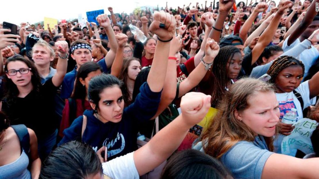 Estudiantes protestan contra las armas tras el tiroteo de Parkland.