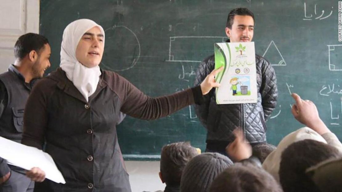 Bayan Rehan les enseña a los niños temas de saneamiento urbano y salud pública.