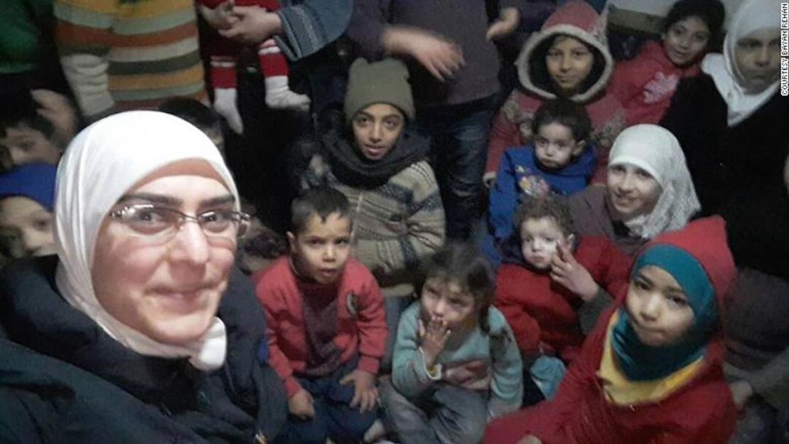 Bayan Rehan, la autora de este artículo, junto a un grupo de niños en uno de los refugios de Guta Oriental.