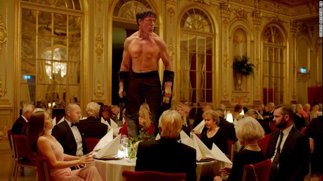 Terry Notary como Oleg, el artista de performance, en "The Square".