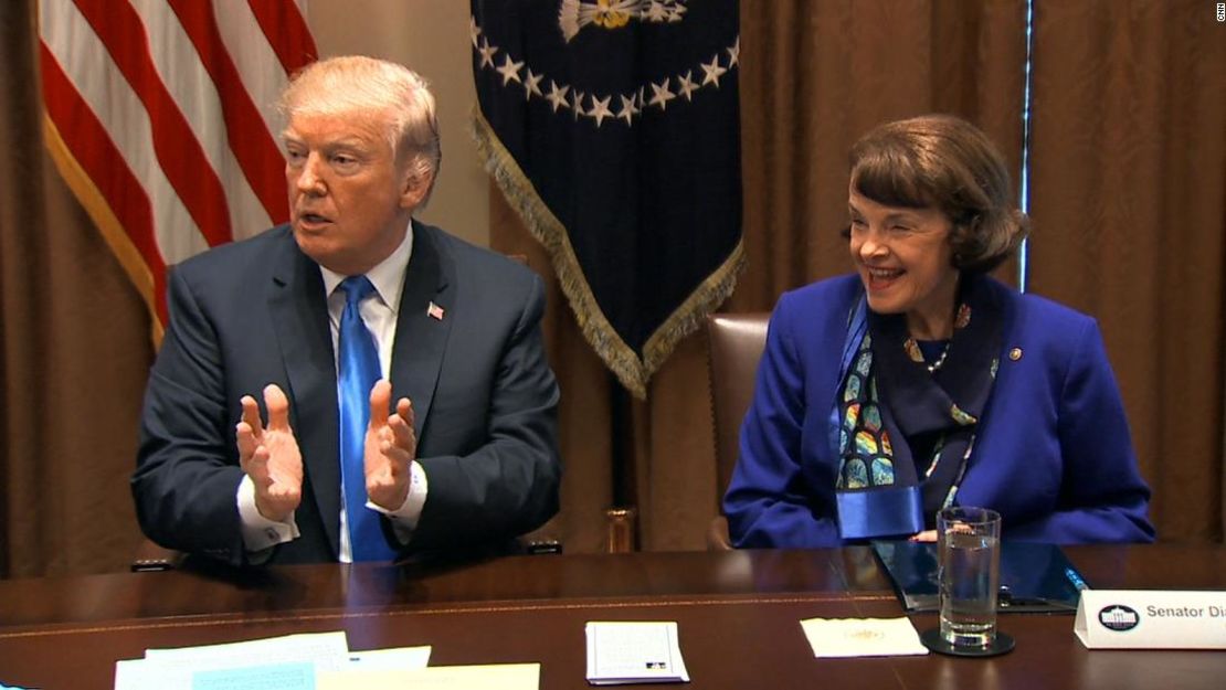 Donald Trump, durante la reunión con los legisladores. A su lado, la senadora demócrata Dianne Feinstein.