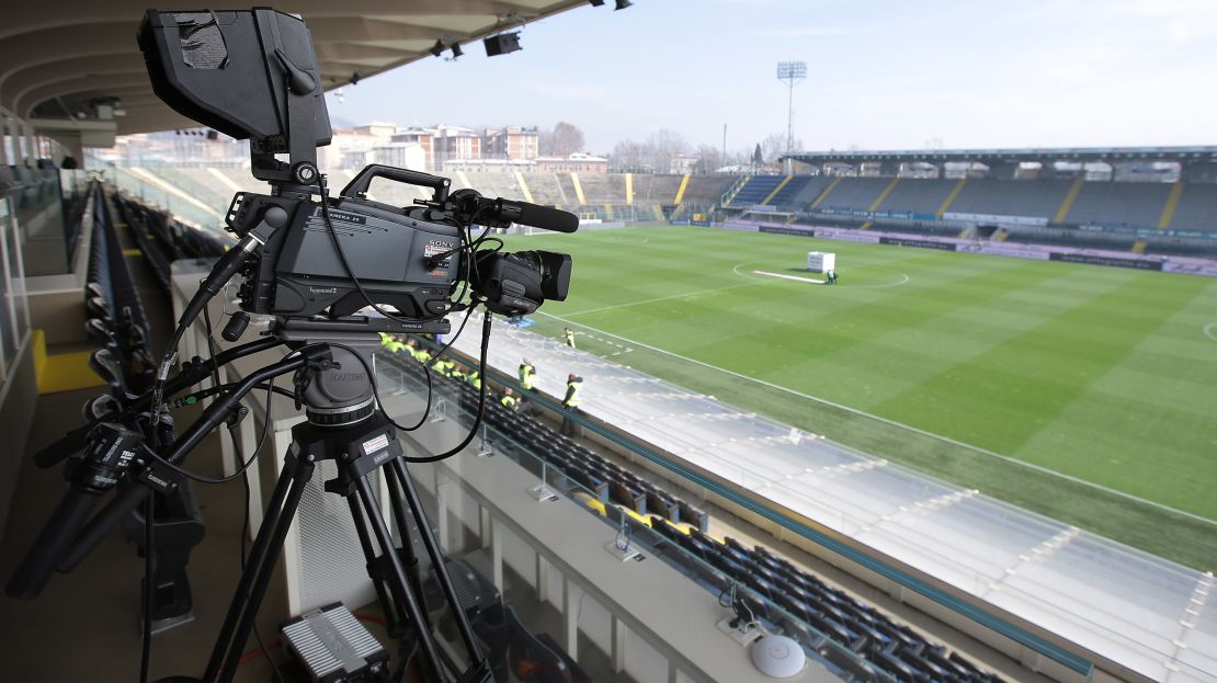 Estadios vacíos en Italia, como este en Bergamo, tras la muerte de Davide Astori. La Serie A pospuso todos los partidos del domingo.