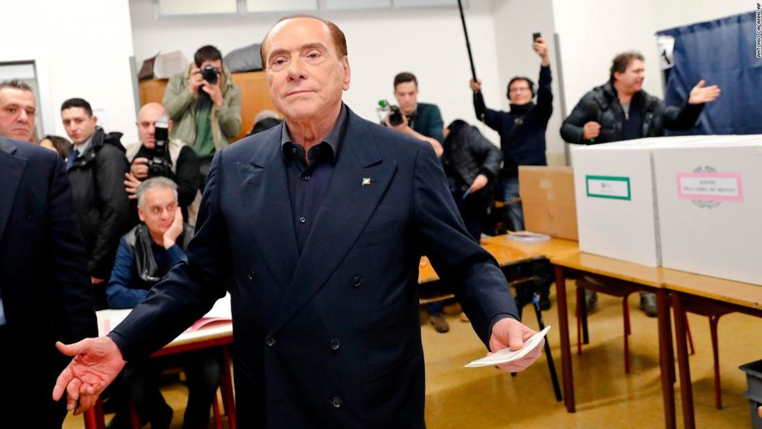 CNNE 503525 - berlusconi tras votar en las elecciones en italia