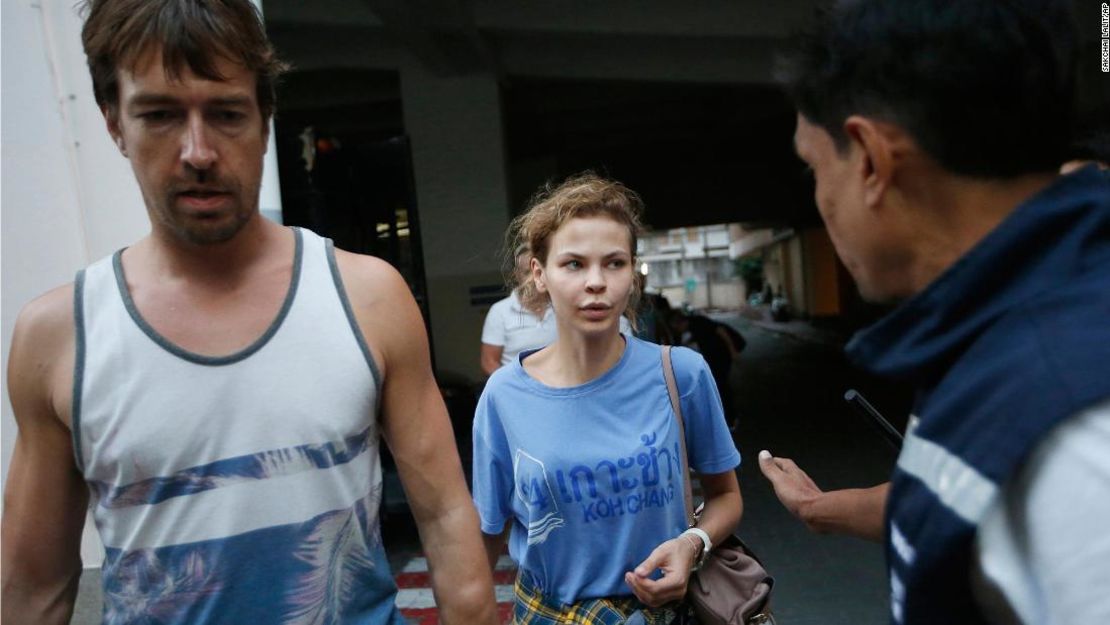 Anastasia Vashukevich, en el centro, y Alexander Kirillov, a la izquierda, llegan al centro de detención de inmigrantes en Bangkok el pasado 28 de febrero.