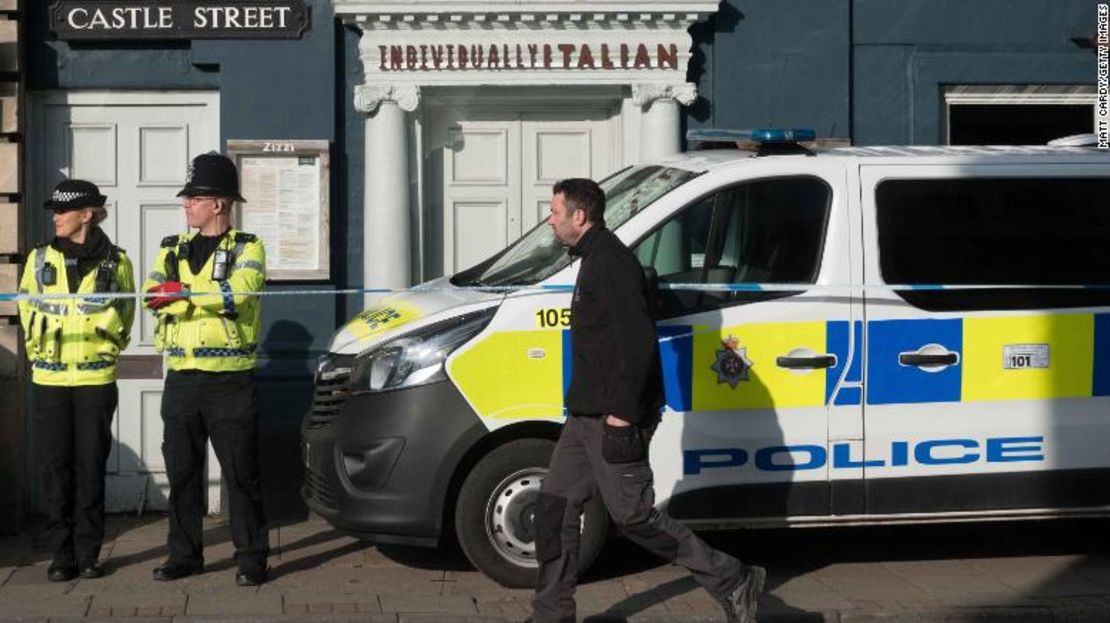 Agentes de policía afuera del restaurante Zizzi en Salisbury, que fue cerrado después de los hechos del pasado fin de semana.