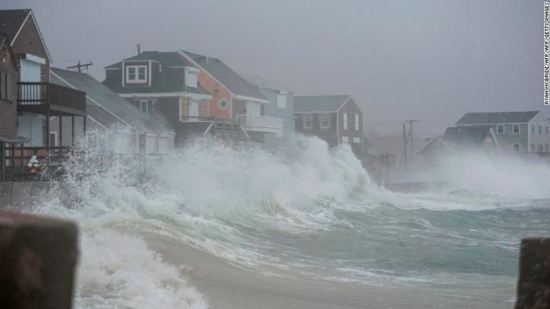 Varias escuelas decidieron cancelar las clases de este jueves. En la foto: las áreas costeras en Nueva Inglaterra, al norte de la costa este de Estados Unidos, se alistan para la marea alta que está programada para estar en su punto más alto. (Créditos: RYAN MCBRIDE/AFP/Getty Images)High winds, rain and flooding is taking place in Scituate and the surrounding coastal areas of Massachusetts as a storm known as a 'bomb cyclone' makes it way past the East Coast. / AFP PHOTO / RYAN MCBRIDE.