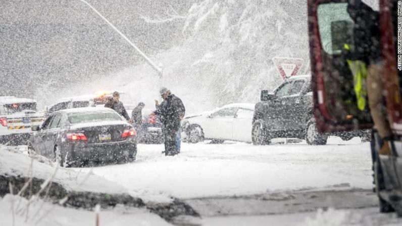 Los policías estatales manejan un accidente automovilístico el miércoles a lo largo de la carretera Turnpike, en el estado de Pensilvania.