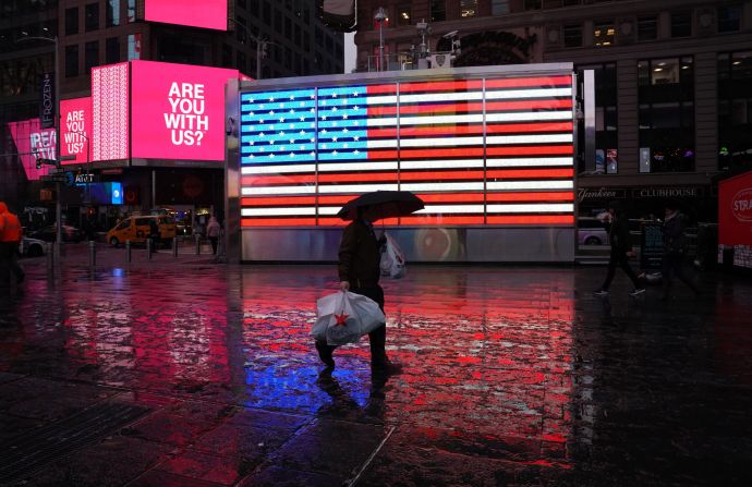 En el estado de Nueva York, Sloatsburg fue la ciudad que más padeció las nevadas: encabezó la lista de la mayoría de las nevadas de la noche del miércoles, con 66 centímetros de nieve en un día, según el Servicio Meteorológico Nacional. Las personas se reflejan en la calle cubierta de nieve en Times Square, una de las zonas más icónicas de Manhattan, en la ciudad de Nueva York. (Créditos: TIMOTHY A. CLARY/AFP/Getty Images)The second winter storm in less than a week struck the northeastern United States Wednesday, with more than 2,000 flights canceled as the region braced for heavy snow.Around 520 flights arriving and departing from John F Kennedy International Airport -- nearly 42 percent of the total scheduled -- were canceled by 12:00 pm (1700 GMT), along with 650 flights from New Jersey's Newark airport and nearly 600 from La Guardia, which operates primarily domestic flights, according to the FlightAware flight tracking site. / AFP PHOTO / TIMOTHY A. CLARY.