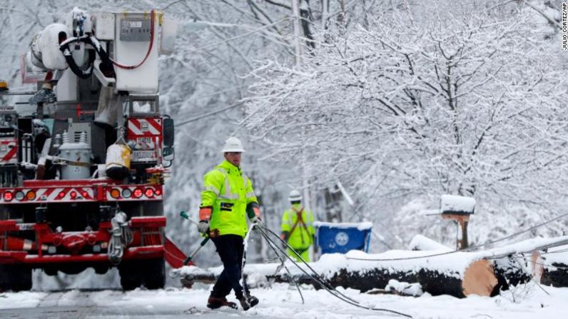 En el noreste de Estados Unidos, cientos de miles de casas no tienen energía eléctrica, tras la segunda gran tormenta sobre esta región en una semana. En la foto: un trabajador recoge cables caídos mientras un equipo trabaja en restablecer la electricidad a lo largo de Molly Stark Drive, en Morrison, Nueva Jersey.