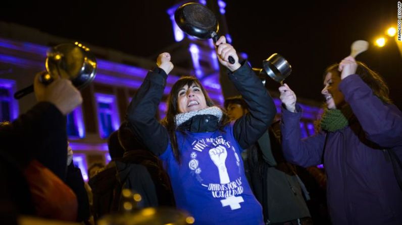 'Cacerolada' en la Puerta del Sol, en el centro de Madrid (España) al comienzo de la huelga feminista de 24 horas.