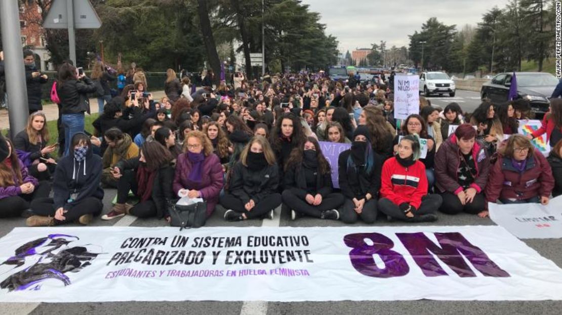 Estudiantes universitarios cortan una calle en la manifestación por el Día de la Mujer. En Madrid, España, en 2018.