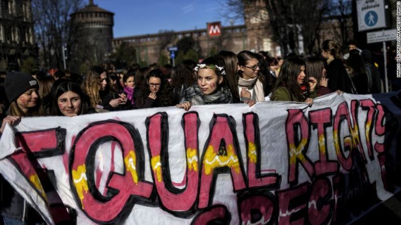 Manifestación feminista en Milán, Italia.