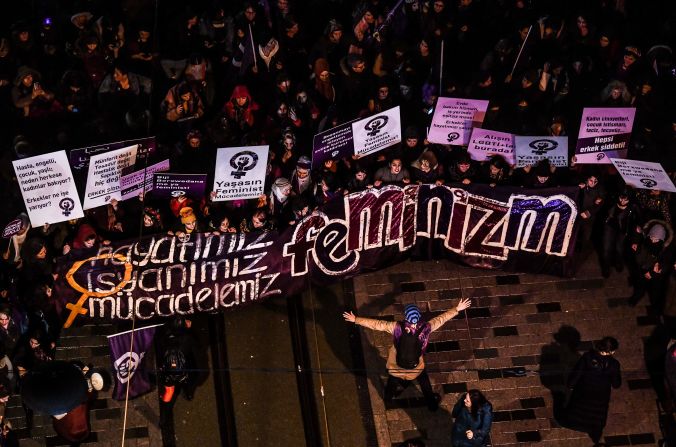 Marcha de mujeres en Estambul, Turquía.