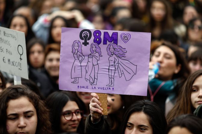 Uno de los carteles que se pudieron ver en los mítines por la huelga feminista del 8 de marzo en Madrid, España.