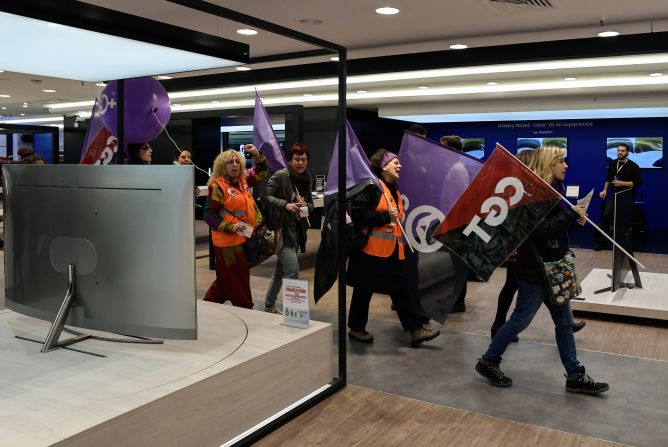 Piquetes con banderas del sindicato CGT en un comercio en Madrid, España, durante la huelga feminista por el Día Internacional de la Mujer.