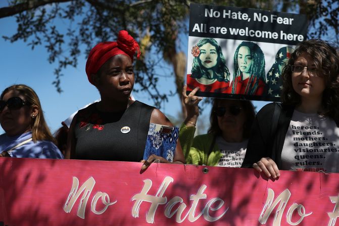 Las activistas Santcha Etienne y Andrea Gagne en la manifestación frente al Servicio de Inmigración de Estados Unidos, en Florida, por el Día de la Mujer.