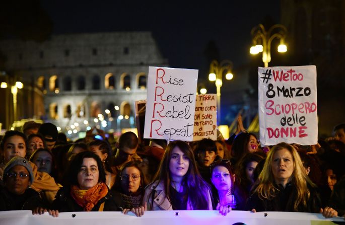 "Levantarse, resistir, rebelarse, repetir". Cartel que se leyó en la manifestación feminista frente al Coliseo de Roma, Italia. ALBERTO PIZZOLI/AFP/Getty Images)