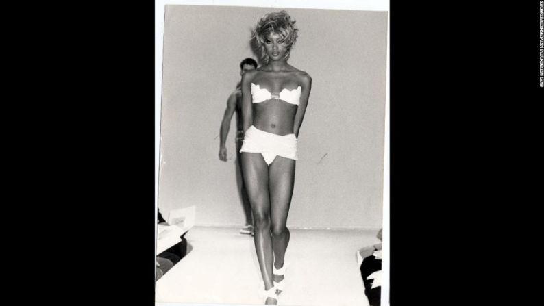 La supermodelo Naomi Campbell camina por la pasarela en 1989. Durante esta época, las supermodelos esbeltas y tonificadas se convirtieron en imágenes ideales de belleza.