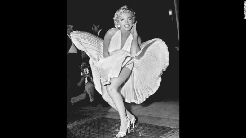 La actriz Marilyn Monroe en 1954, mientras filmaba una película. Ella se convirtió en uno de los símbolos sexuales más adorados del mundo.