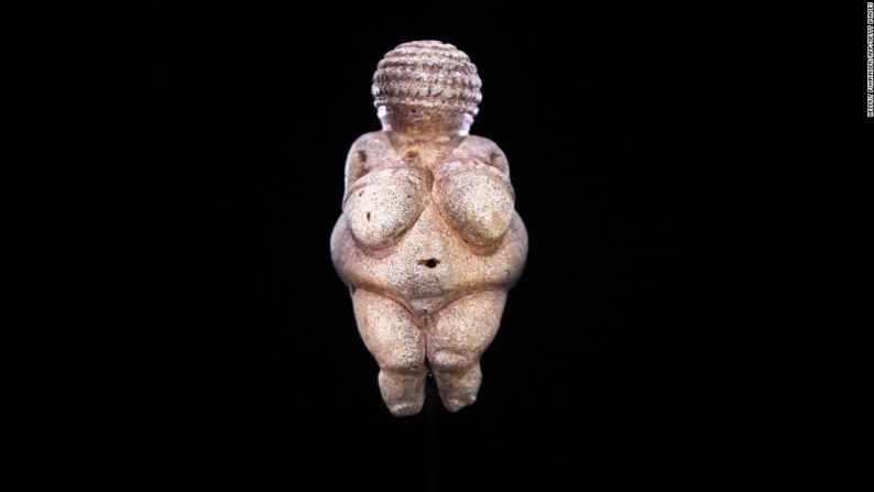 La Venus de Willendorf habría sido hecha unos 25.000 años antes de Cristo y se le considera una obra maestra de la era Paleolítica. Algunos historiadores apuntan a la estatuilla de 10 centímetros como una representación de la belleza femenina idealizada en aquella época.