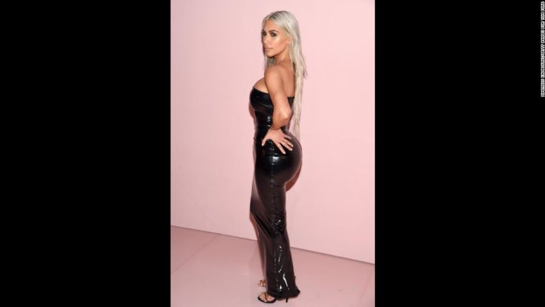 La estrella de la telerrealidad Kim Kardashian, en 2017, que a menudo posa para resaltar su trasero. El término 'belfie' (una autofoto del trasero) habría sido creado por la propia Kardashian.