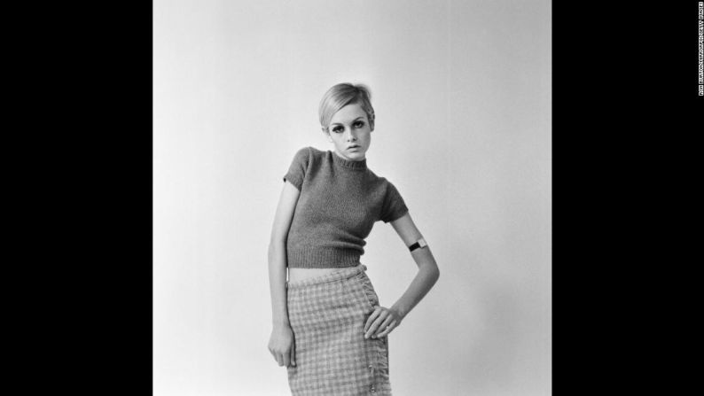 Lesley Lawson, conocida como Twiggy, en 1966. Era famosa por su tipo de cuerpo delgado, que se convirtió en una imagen popular en las revistas de moda de la época.