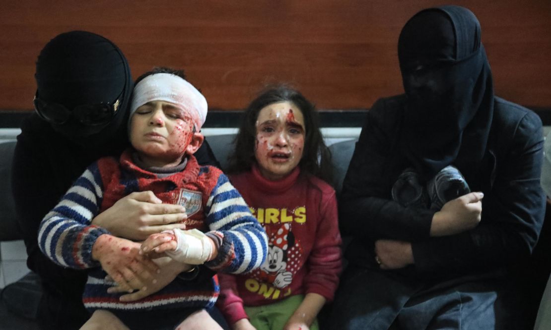 Niños heridos esperan en un centro médico de la ciudad rebelde de Hamouria, en la sitiada Guta Oriental, Siria.