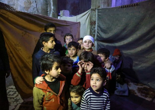 Niños heridos esperan en un centro médico de la ciudad rebelde de Hamouria, en la sitiada Guta Oriental, Siria.