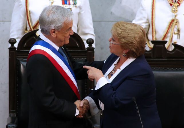 El nuevo presidente de Chile, Sebastián Piñera (i) habla con la presidenta chilena Michelle Bachelet durante la ceremonia de posesión en el Congreso en Valparaíso, Chile, este domingo 11 de marzo.