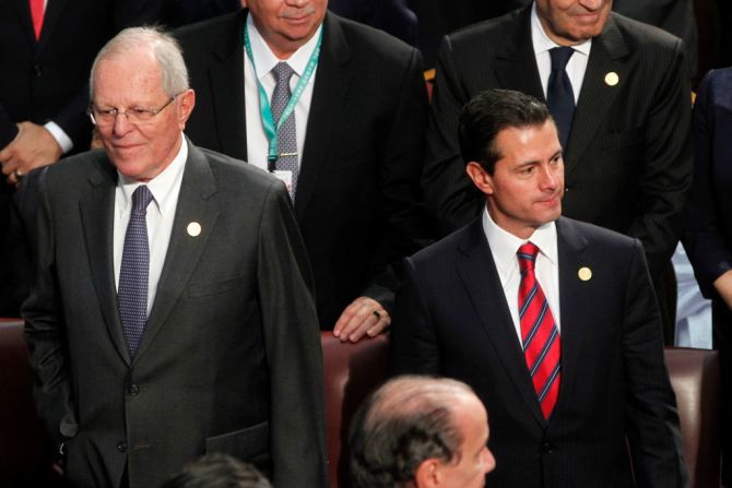 El presidente de Perú Pedro Pablo Kuczynski (i) y su homólogo mexicano Enrique Pena Nieto también asistieron a la ceremonia.