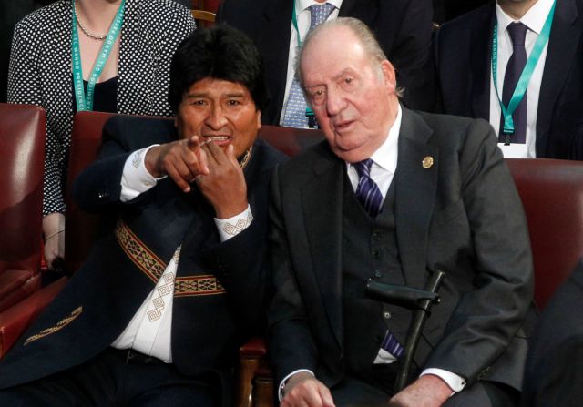 El presidente de Bolivia Evo Morales (i) y el rey emérito de España Juan Carlos I.