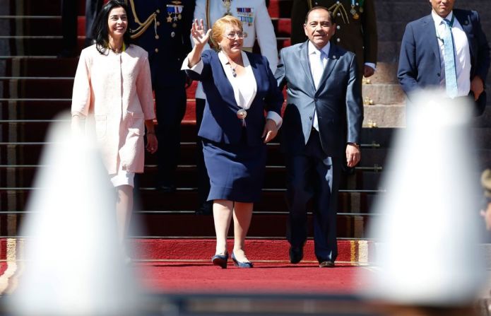 El nuevo presidente de Chile, Sebastián Piñera (i) habla con la presidenta chilena Michelle Bachelet durante la ceremonia de posesión en el Congreso en Valparaíso, Chile, este domingo 11 de marzo.