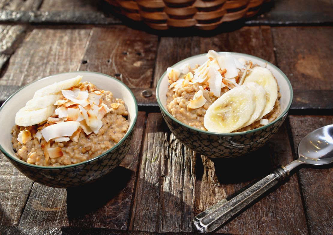 CNNE 505269 - desayuno con muesli y platano- carbohidratos