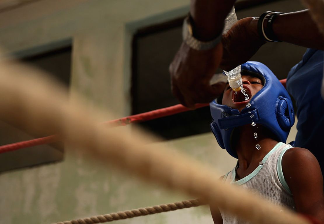 CNNE 505271 - boxeador bebe agua en la habana, cuba- en 2015