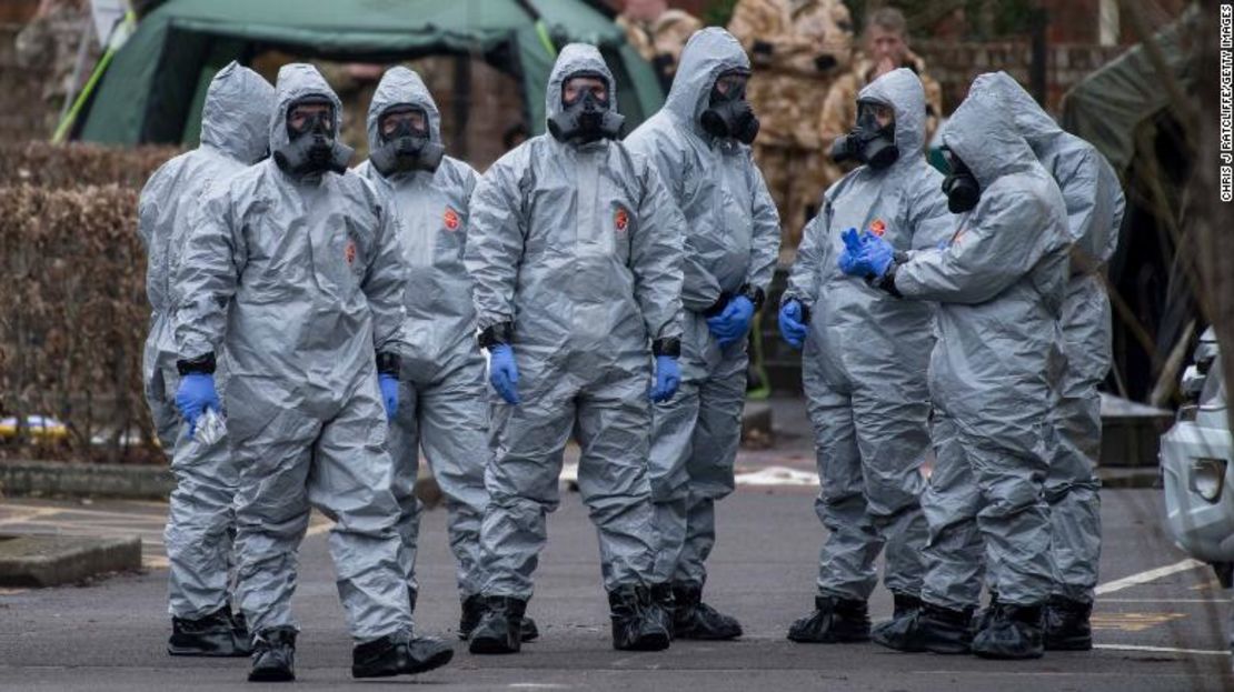 Personal militar con trajes de protección tras el ataque contra un exespía ruso en Salisbury, Reino Unido.