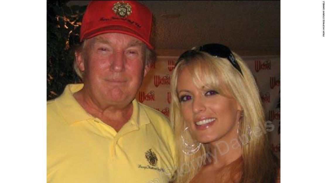 Donlad Trump y Stormy Daniels juntos, en una foto de archivo.