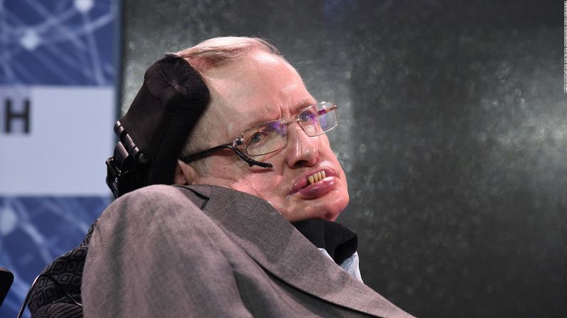 El físico, cosmólogo, astrónomo y matemático británico Stephen Hawking murió a los 76 años en Londres el 14 de marzo de 2018. Hawking sobrellevó una dura enfermedad desde muy temprana edad y publicó libros tremendamente populares que exploran los misterios del universo.