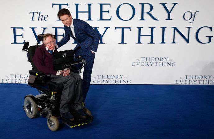 La vida de Stephen Hawking fue retratada en la película de 2014 'The Theory of Everything', protagonizada por Felicity Jones y Eddie Redmayne, que ganó un Oscar a mejor actor en 2014.