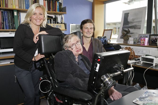 En esta foto aparece el profesor Hawking junto a su hija Lucy (a la izquierda) y su discípulo, el físico francés Christophe Galfard, en el Centro de Ciencias Matemáticas en Cambridge, Inglaterra, el 3 de septiembre de 2007. Hawking tiene tres hijos: Timothy, Lucy y Robert.