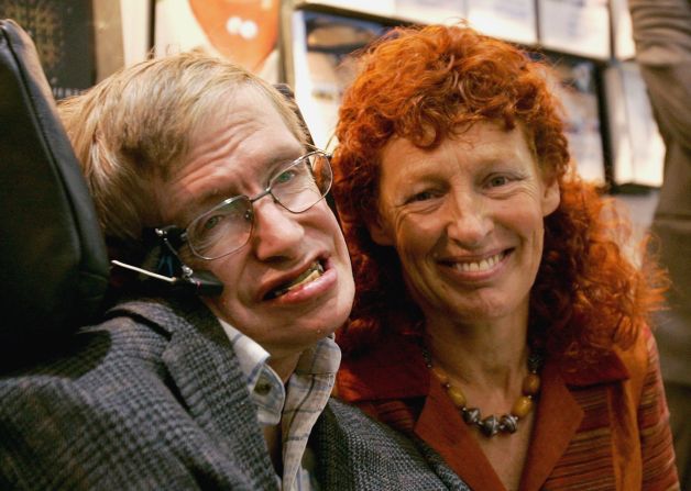 Stephen Hawking tuvo dos matrimonios: el primero con Jane Wilde (1965-1991) y, el segundo, con Elaine Mason (1995-2006), con quien aparece en esta foto de octubre de 2005, en Frankfurt, Alemania. Ambos matrimonios terminaron en divorcio.