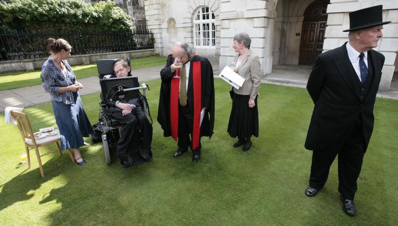 En 1979 fue nombrado como el 17 profesor Lucasiano, titular de la Cátedra Lucasiana de Matemáticas de la Universidad de Cambridge, un puesto académico que ocupó Isaac Newton entre 1669 y 1702. Hawking renunció a este puesto en septiembre de 2009 luego de 30 años, pero siguió trabajando en la universidad.