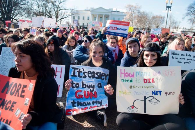 Miles de estudiantes en Washington se sentaron por 17 minutos en honor a las víctimas de Parkland.