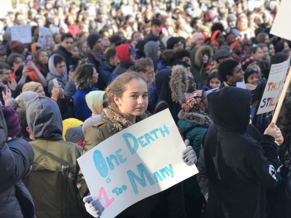 "Una muerte es demasiado", escribió esta niña de 12 años en Brooklyn durante el paro nacional estudiantil convocado por alumnos tras la masacre de Parkland. La marcha fue para rendir homenaje a las 17 víctimas de la matanza y pedir controles más estrictos en la venta de armas. Mira en esta galería las poderosas imágenes que dejó la jornada.