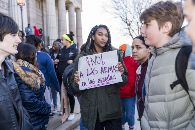 En Filadelfia, una estudiante sostiene un mensaje en español en el paro nacional estudiantil en EE.UU.